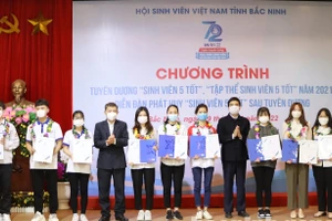 Các "Sinh viên 5 tốt" được tuyên dương tại chương trình.