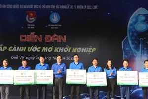 Phó Bí thư Tỉnh Đoàn Trần Văn Đăng trao tặng 50 suất học bổng cho đại diện các huyện, thành phố.