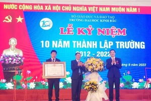 ​​​​​Ông Vương Quốc Tuấn - Phó Chủ tịch Thường trực UBND tỉnh Bắc Ninh trao tặng bằng khen cho Trường Đại học Kinh Bắc.