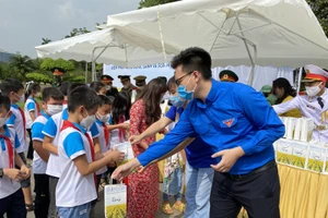 Đoàn viên thanh niên, cán bộ, nhân viên, chiến sĩ của hai đơn vị tặng quà cho các cháu học sinh vào Lăng viếng Bác.