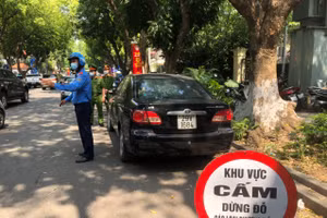 Lực lượng chức năng ra quân xử lý vi phạm trật tự đô thị tại phường Điện Biên.