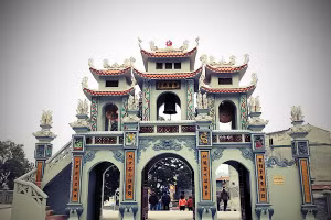 Cổng tam quan đền Bà Chúa Kho (Ảnh TL).