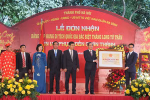 Phó Thủ tướng Chính phủ - Vũ Đức Đam trao bằng Bằng xếp hạng di tích quốc gia đặc biệt Thăng Long Tứ Trấn - đền Voi Phục và đền Quán Thánh. 