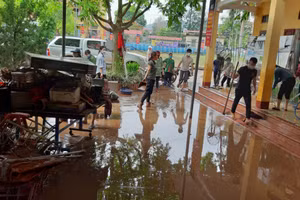 Vệ sinh trường lớp sẵn sàng đón học sinh đến trường an toàn.