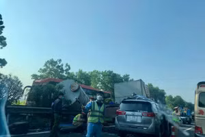 Hiện trường vụ tai nạn giao thông trên cao tốc.