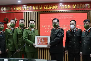 Giám đốc Công an TP. Hà Nội chúc tết và tặng quà cán bộ chiến sĩ Công an quận Thanh Xuân.
