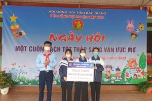 Trao tặng sách cho học sinh tại ngày hội.