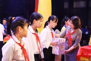 Chủ tịch UBND tỉnh Bắc Ninh - Nguyễn Hương Giang trao quà cho các em học sinh có hoàn cảnh khó khăn.