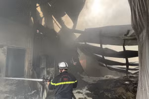 Lực lượng chức năng có mặt xử lý, khống chế đám cháy.