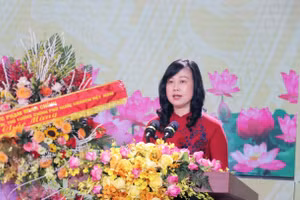 Bí thư Tỉnh ủy Bắc Ninh - Đào Hồng Lan đọc diễn văn tại buổi lễ.