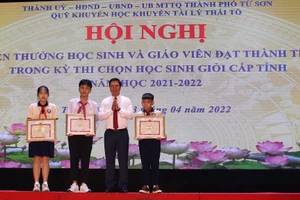 Ông Lê Xuân Lợi – Tỉnh ủy viên, Bí thư Thành ủy, Chủ tịch HĐND thành phố Từ Sơn trao bằng khen thành phố cho học sinh đạt giải Nhất.