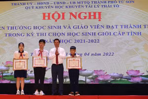 Ông Lê Xuân Lợi – Tỉnh ủy viên, Bí thư Thành ủy, Chủ tịch HĐND thành phố Từ Sơn trao bằng khen thành phố cho học sinh đạt giải Nhất.