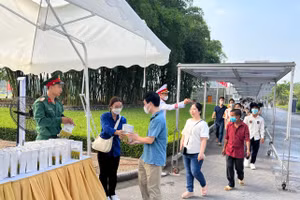 Tặng quà cho khách thăm lăng Bác sáng 2/9.