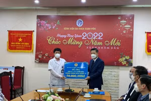 Đoàn công tác của Liên đoàn Lao động TP Hà Nội tặng quà, thăm hỏi y bác sỹ tại bệnh viện Xanh Pôn.