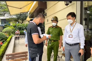 Lực lượng chức năng tuyên truyền nhắc nhở vi phạm lấn chiếm công cộng khu vực ven hồ Tây.