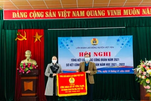 Phó Chủ tịch LĐLĐ tỉnh Bắc Giang trao cờ Tổng LĐLĐ Việt Nam cho Công đoàn Phòng GDĐT Việt Yên.