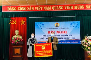 Phó Chủ tịch LĐLĐ tỉnh Bắc Giang trao cờ Tổng LĐLĐ Việt Nam cho Công đoàn Phòng GDĐT Việt Yên.