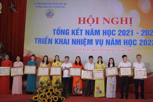 Thừa ủy quyền, ông Nguyễn Quý Dương - Phó Chủ tịch Thường trực HĐND huyện trao Bằng khen của Bộ trưởng Bộ GD&ĐT, Chủ tịch UBND tỉnh cho các tập thể. 