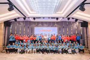 Tình nguyện viên và các đại biểu chụp ảnh lưu niệm.