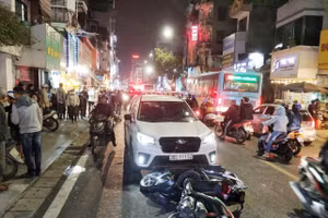 Hiện trường vụ TNGT trên phố Bạch Mai.