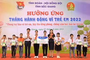Tặng quà và đồ dùng cho học sinh dịp tháng hành động vì trẻ em. 