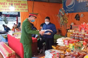 Lực lượng chức năng tuyên truyền công tác PCCC tại cửa hàng kinh doanh.