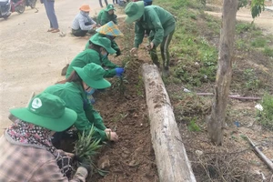 Nhân dân xã Ia Tơi, huyện Ia H'Drai ra quân tổng vệ sinh môi trường, chỉnh trang nông thôn.