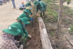 Nhân dân xã Ia Tơi, huyện Ia H'Drai ra quân tổng vệ sinh môi trường, chỉnh trang nông thôn.