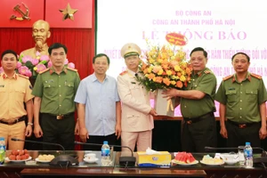 Trung tướng Nguyễn Hải Trung - Giám đốc Công an thành phố Hà Nội chúc mừng Thiếu tướng Nguyễn Hồng Ky.