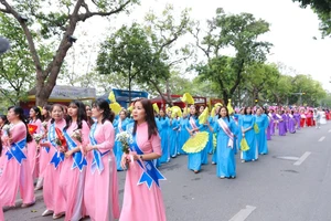 Hồ Gươm như bừng sáng bởi cả ngàn tà áo dài rực rỡ, đẹp mắt trong buổi diễu hành.