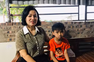 Cô Vương Tuyết Băng cùng cậu học trò nhỏ Nguyễn Hoàng Ân trong lần tới thăm nhà của gia đình em ở phường Tây Tựu.