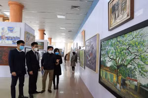 Các đại biểu thăm quan tác phẩm tại triển lãm.