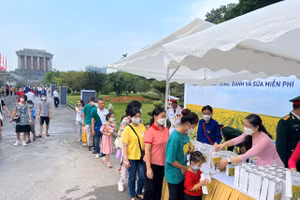 Người dân vào thăm Lăng Bác dịp 2/9.