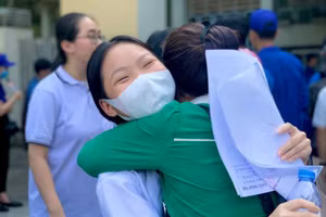 Cái ôm động viên tràn đầy tình yêu thương của cô Ngọc Linh tới học trò của mình sau khi thi xong tại điểm thi Trường THCS Nam Từ Liêm.