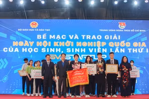 Thứ trưởng Bộ GD&ĐT Ngô Thị Minh và Hiệu trưởng Trường ĐH Mở Hà Nội Nguyễn Thị Nhung cùng đại diện đoàn thanh niên, hội sinh viên, sinh viên của Trường ĐH Mở Hà Nội bấm nút khởi động Cuộc thi “Học viên, sinh viên với ý tưởng khởi nghiệp - HOU.SV.STARTUP” năm 2023.