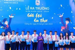 Ban Giám hiệu trường THCS Giảng Võ trao giấy chứng nhận tốt nghiệp tượng trưng cho đại diện 18 lớp 9 của nhà trường (ảnh TL).