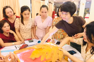 Cô Phạm Thị Hiền (thứ hai từ phải sang) trao đổi kinh nghiệm với đồng nghiệp. Ảnh: NVCC