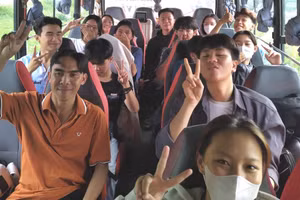 Thầy trò Trường THPT Ngọc Hiển lên đường sang huyện Năm Căn dự thi.