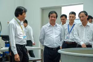 Bộ trưởng Bộ GD&ĐT đến thăm và làm việc với Trường Đại học Cần Thơ.