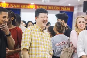 Sinh viên Trường ĐH Kinh tế, ĐH Đà Nẵng giao lưu với sinh viên Trường ĐH Northampton, Vương quốc Anh. Ảnh: NTCC