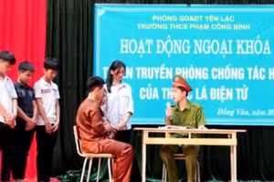 Học sinh Trường THCS Phạm Công Bình diễn kịch về phòng chống tác hại của thuốc lá điện tử