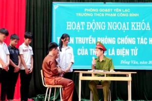 Học sinh Trường THCS Phạm Công Bình diễn kịch về phòng chống tác hại của thuốc lá điện tử