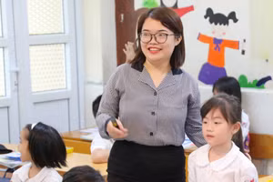 Cô trò Trường Tiểu học Tân Định, quận Hoàng Mai, Hà Nội. Ảnh: ITN