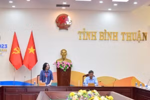 Thứ trưởng Ngô Thị Minh, Phó trưởng ban chỉ đạo cấp Quốc gia kỳ thi tốt nghiệp THPT 2023 trao đổi tại buổi làm việc.