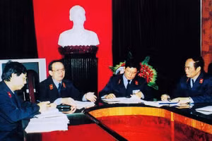 Đồng chí Hà Mạnh Trí (thứ hai từ trái sang). Nguồn: Baovephapluat.vn.