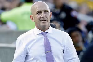 HLV Paul Riley đã bị đình chỉ vô thời hạn.