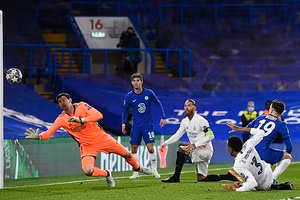 Mount (xanh, số 19) nhấn chìm hy vọng của Real ở cuối trận. Ảnh: Reuters.