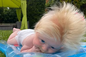 Cậu bé 3 tháng tuổi nổi tiếng vì có mái tóc vàng giống Thủ tướng Anh.
