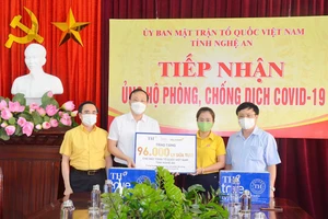 Đại diện Tập đoàn TH trao tặng tỉnh Nghệ An 96.000 sản phẩm tốt cho sức khỏe nhằm góp phần chung tay chống dịch COVID-19.