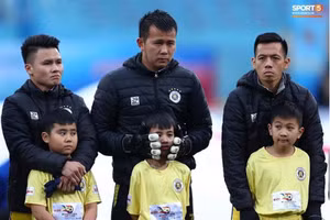 Quang Hải và đồng đội ôm để giữ ấm cho các cháu.